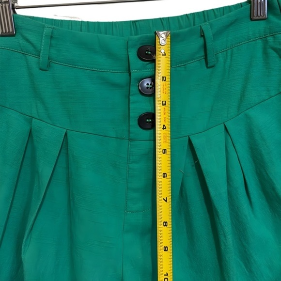 Small Size Women's Green Shorts‎ - Picture 5 of 9